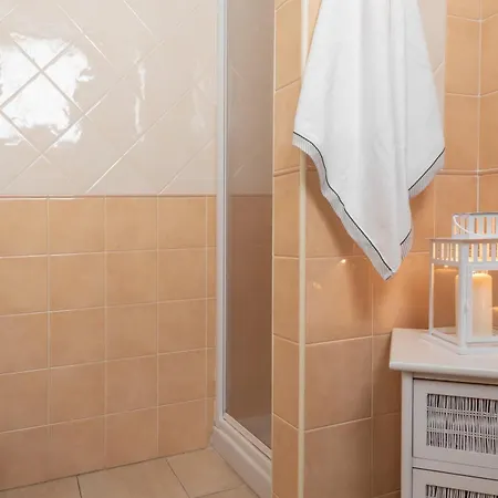 Stylish Le Fontane 1 Bedrapt B4 Sleeps 4 Apartment