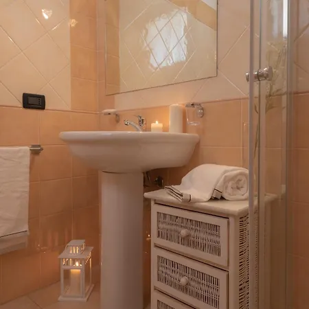 Stylish Le Fontane 1 Bedrapt B4 Sleeps 4 Apartment *
